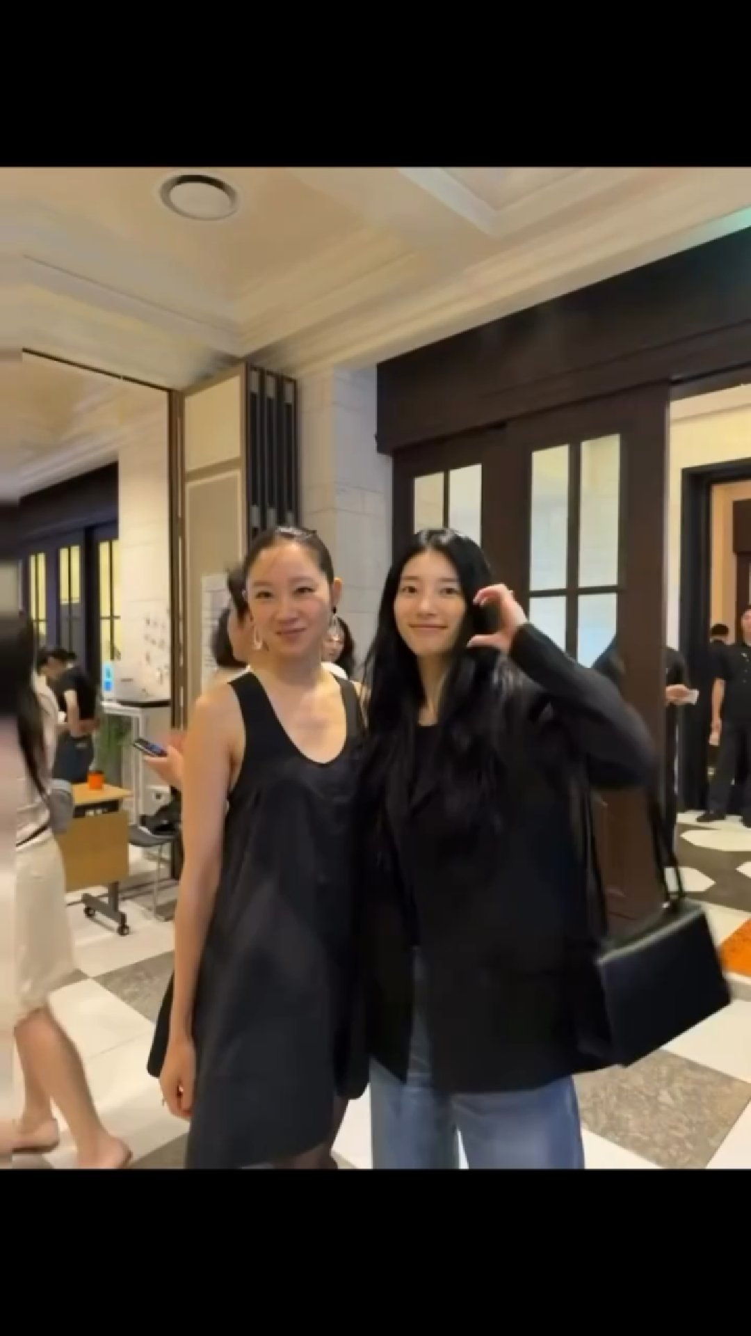 哦莫，秀智去参加孔孝真新电影试映会了裴秀智参加孔孝真新电影试映会裴秀智孔孝真合照