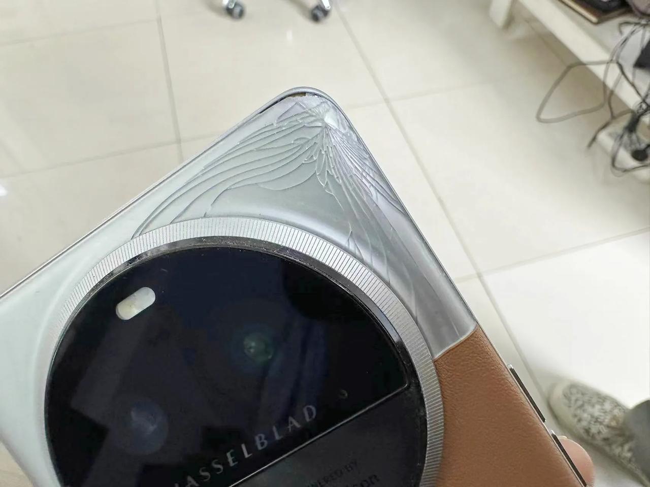 以后再也不买玻璃后盖的手机了，我的OPPO Find X6Pro大漠银月，就上面