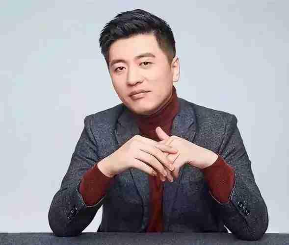 我们不缺专家，
不缺高高在上的教育家。
缺的是愿意站在普通人视角，
说人话，讲真