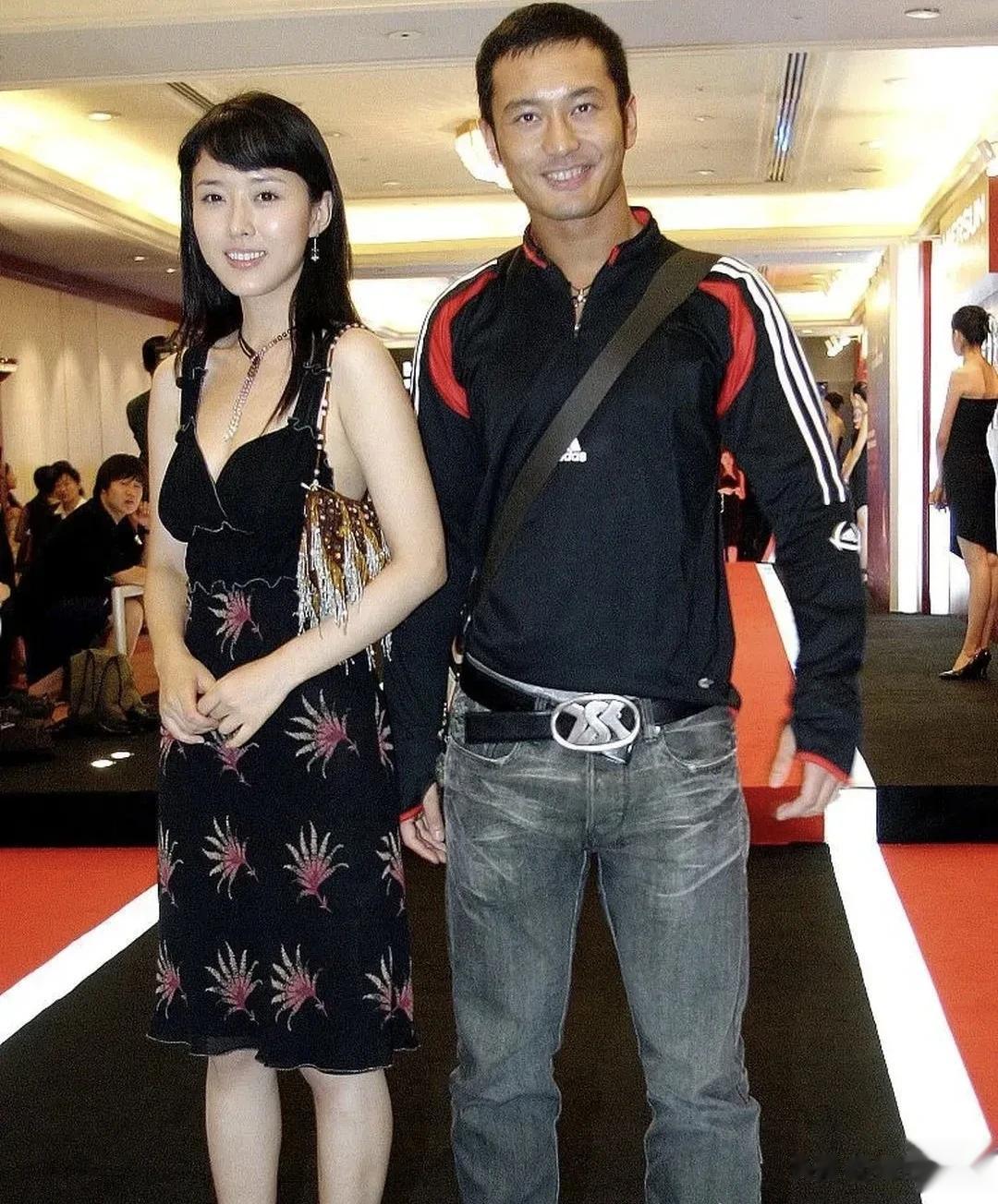 不得不说黄晓明从小就帅气，他年轻时候就已经是一枚帅哥了，跟现在根本没有什么变化！