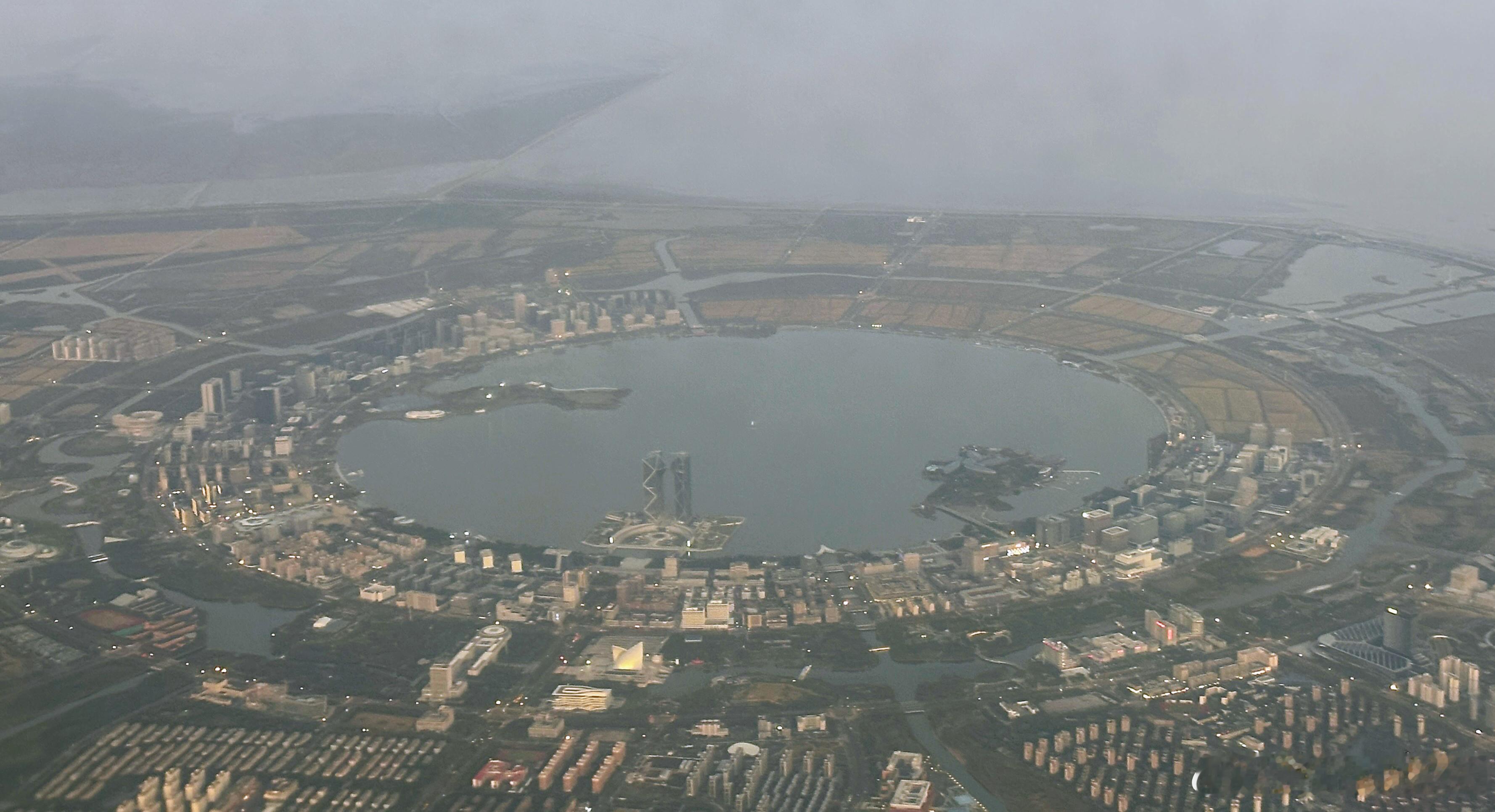 嗨，隔了多久没在天上看滴水湖了…… 