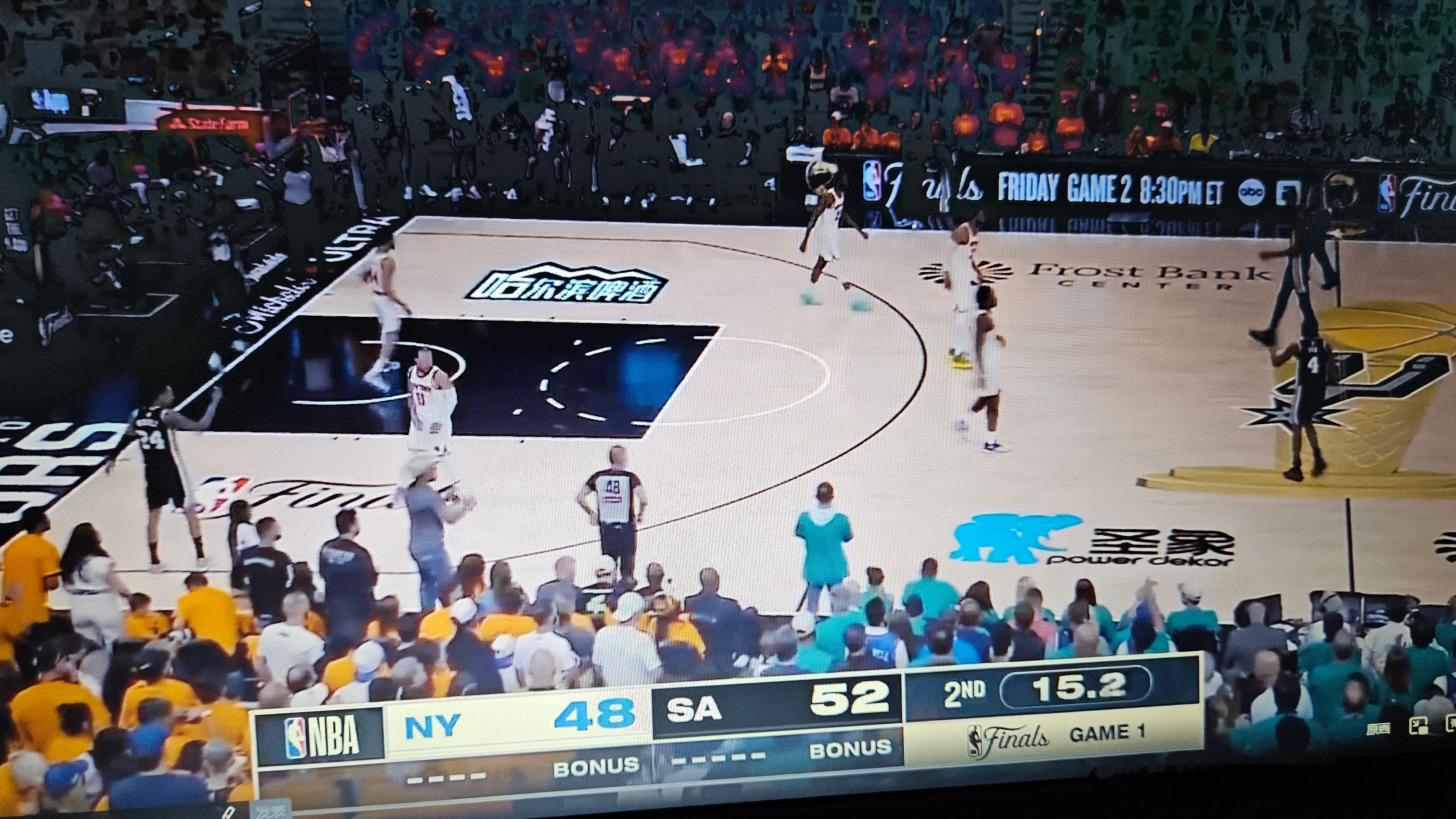同时看两场直播： NBA总决赛有两个中文地板广告；MLB抖音主播今天关闭了弹幕评
