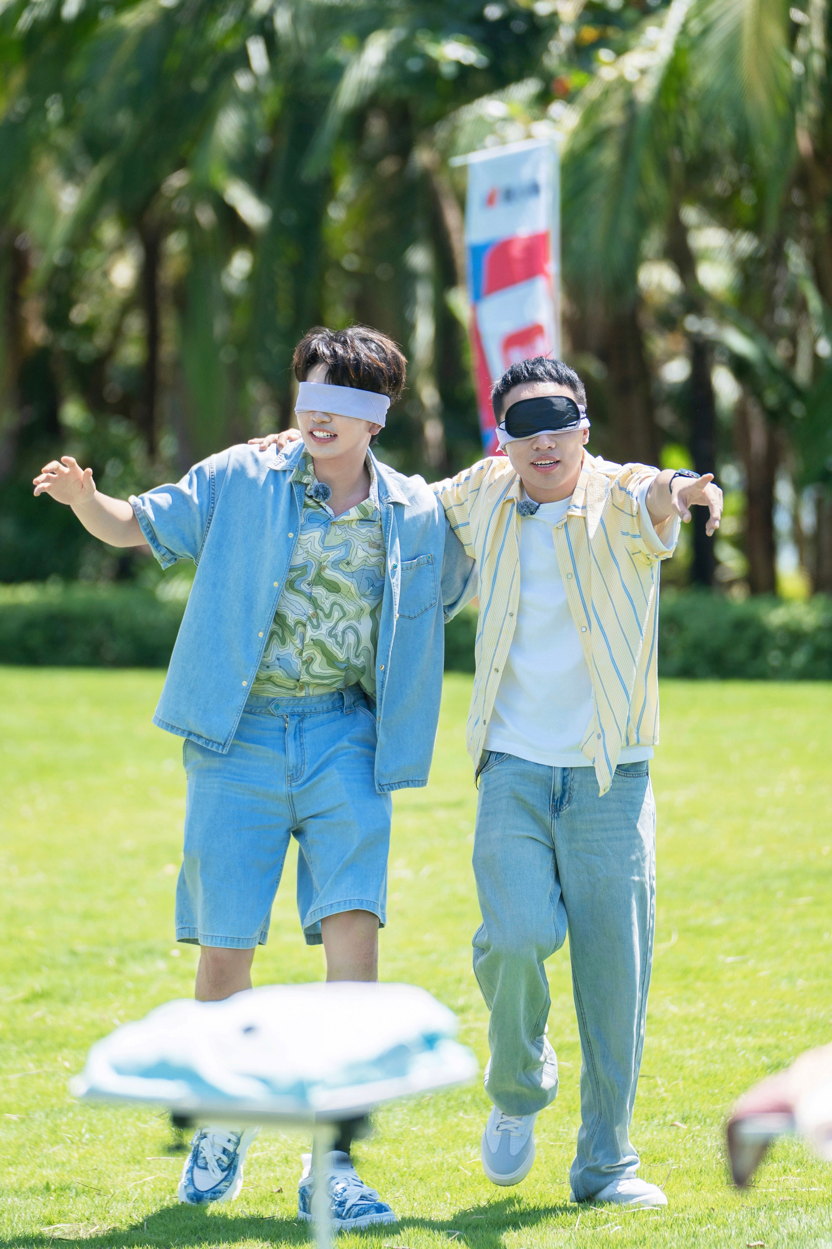 颜人中的唇差点对上徐志胜的嘴 这画面也太搞笑了吧！综艺里颜人中蒙眼找伙伴，结果唇
