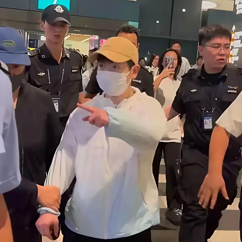 莎莎到达厦门
被球迷围得水泄不通
莎莎忍无可忍
用手指了指阻挡她前进的球迷
这一