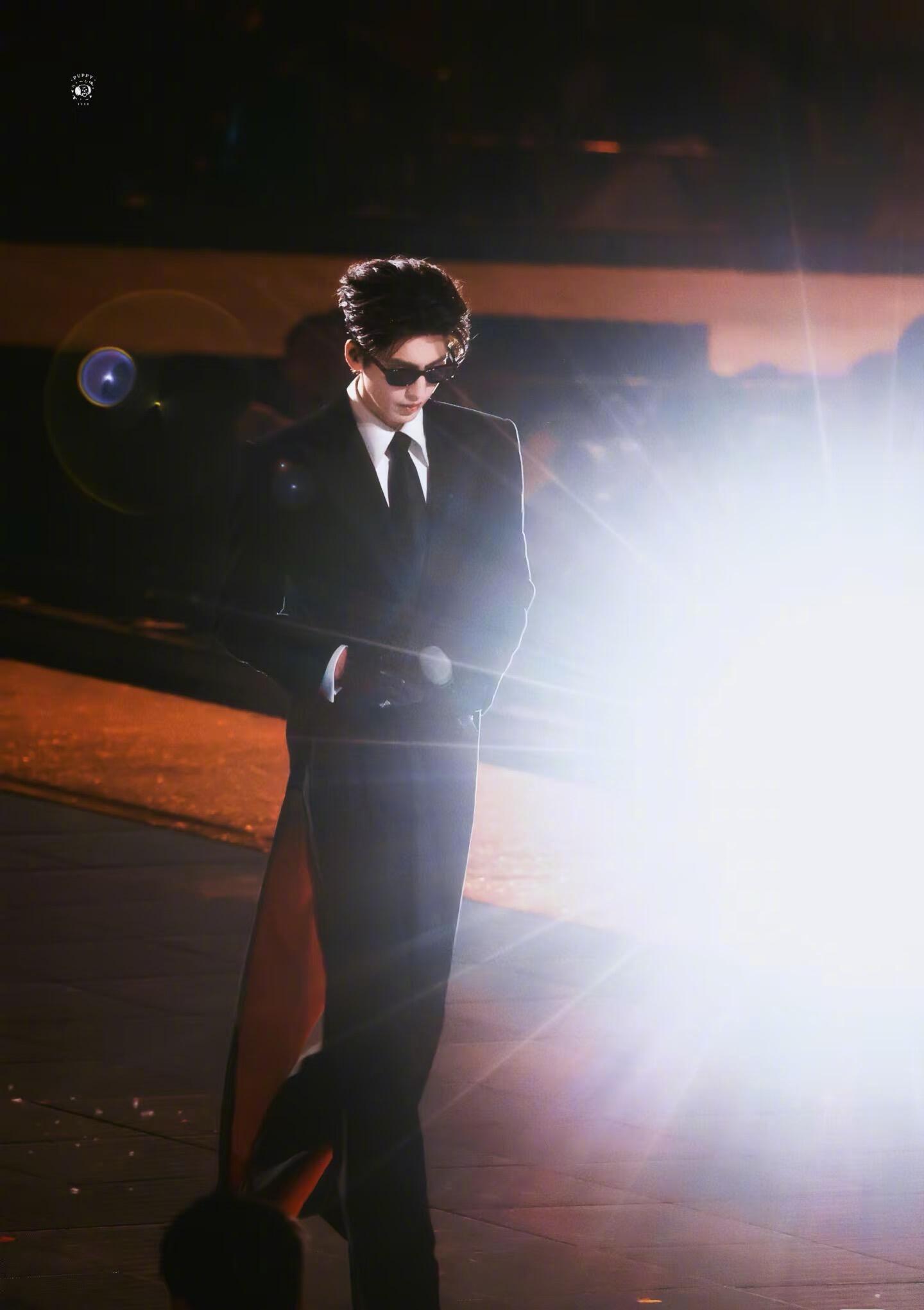 #早安咪语##张凌赫跨年表演在外网爆火#帅是全世界的通行证！宙草不是白叫的火爆国