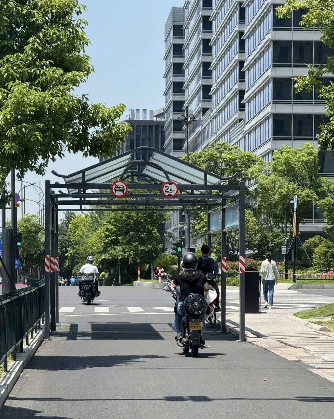杭州真是太超前了
📍杭州 
杭州真是太超前了，很为百姓考虑啊。
遮阳车棚，定期