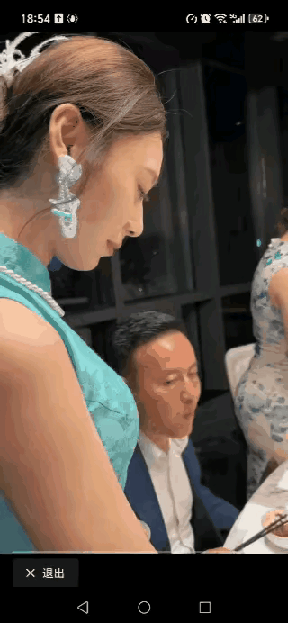 豆包说这家餐厅在重庆，人均消费500-800！

我觉得不止，如此高质量的服务员