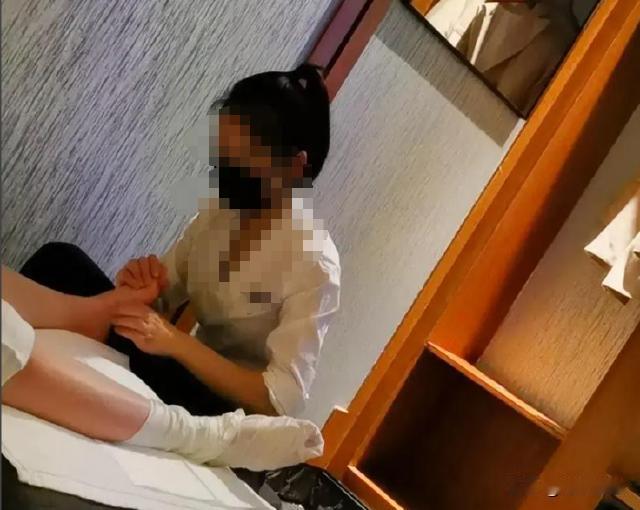 上海，男子夜里睡不着想去洗脚房捏个背，支付了798元就进屋关上了门。没想到服务还