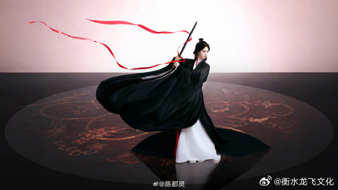陈都灵翘楚黑袍红绸造型陈都灵素色战国袍深色衣装勾勒修长身形，飘动的红绸增添灵动气