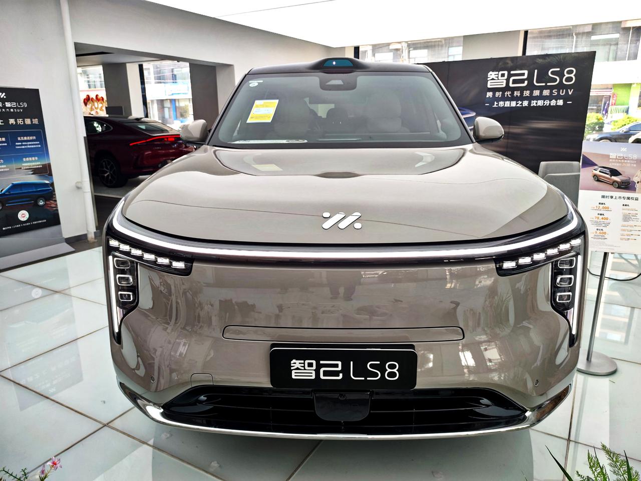 跨时代科技旗舰《智己LS8》
   2026年4月16日，智己LS8正式上市，定