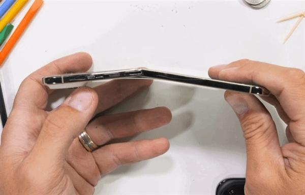 老外测试了iPhone Air，结论就是想要徒手把它掰弯很难了
