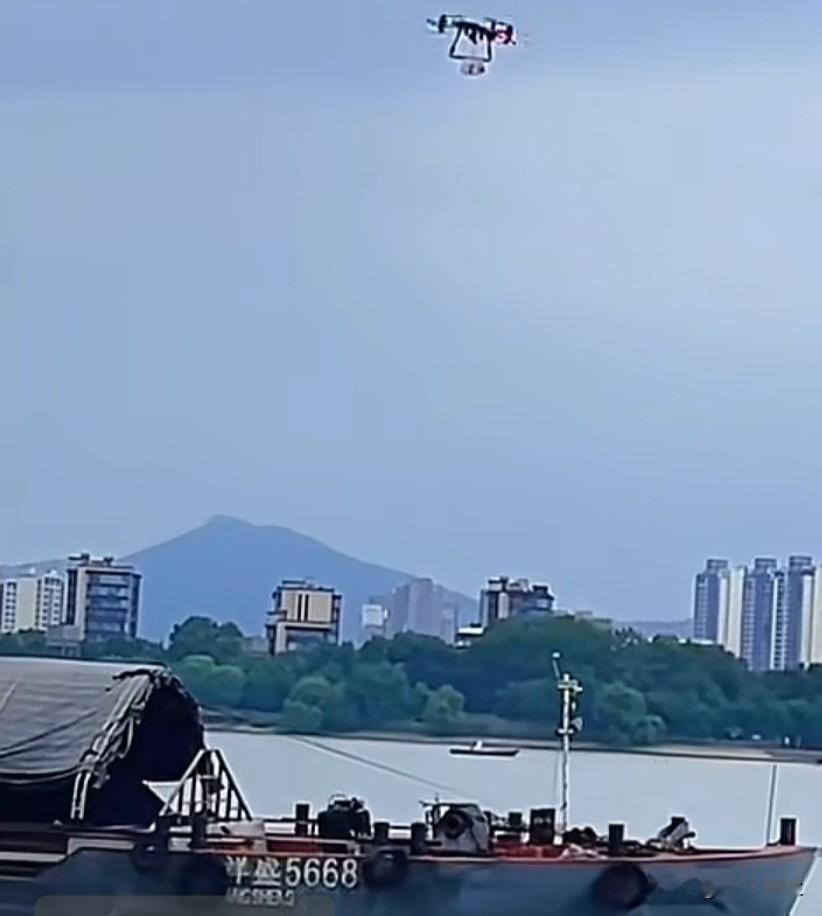 我不理解是🚤再跑，无人机怎么找的到的，它还能预计到半小时后的位置吗，还是什么，