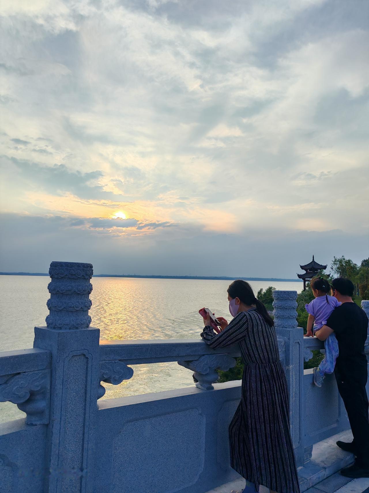 我记得我奶奶活到79岁，她一个人，每天都能够自理，直到有一天她说她晚上不关门了，