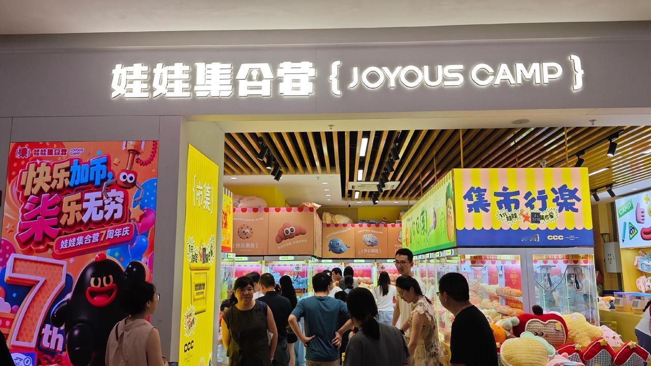 穿过泰州万象城熙攘的商铺，三楼娃娃集合营的暖光会瞬间拉住行人的脚步。很多人只把这