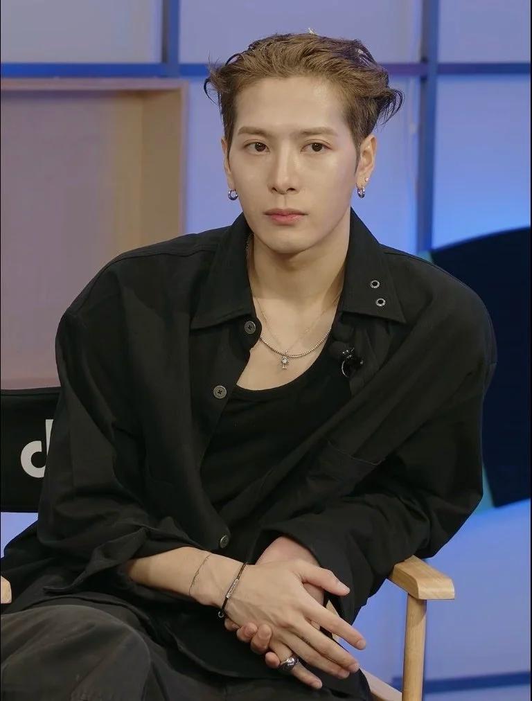 几乎没睡也能这么帅吗🥵教教我。