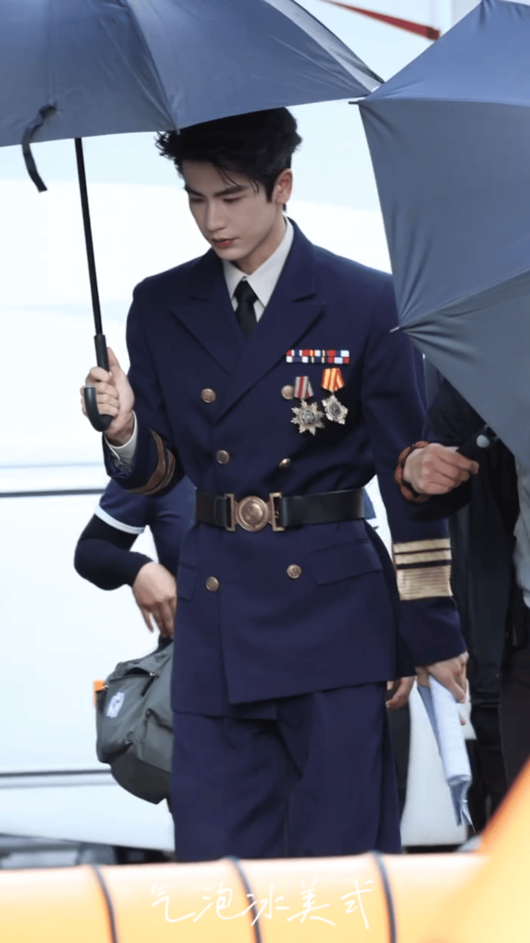 张凌赫西装腰封谁家的民国贵公子回来了！！[好喜欢][好喜欢][好喜欢]这一身出来