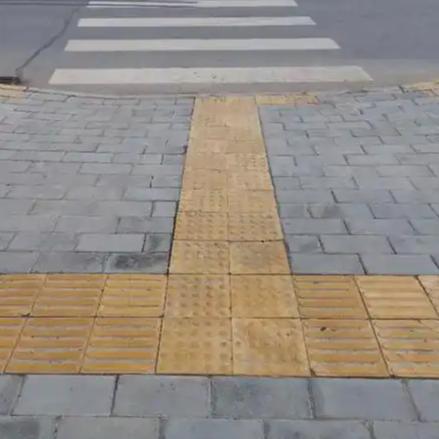 上海高颜值不锈钢盲道引发的吐槽。

虽然外观漂亮，但在雨后变得非常滑，增加了行人