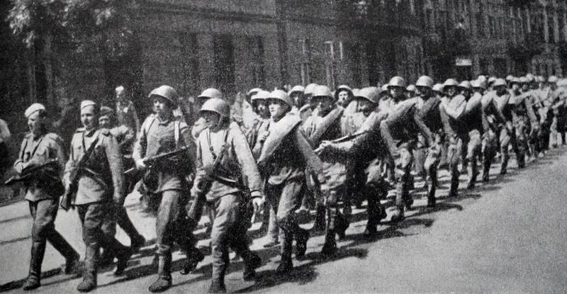 德军进攻苏联失败，原因是多方面的。
从战略层面看，德军犯了两线作战的大忌。在尚未