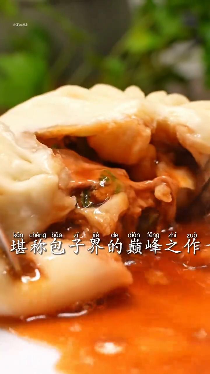 开水馅儿的包子？
纯粹的肥膘，开水淋浇，不断的搅拌。今天的这个包子堪称包子界的巅