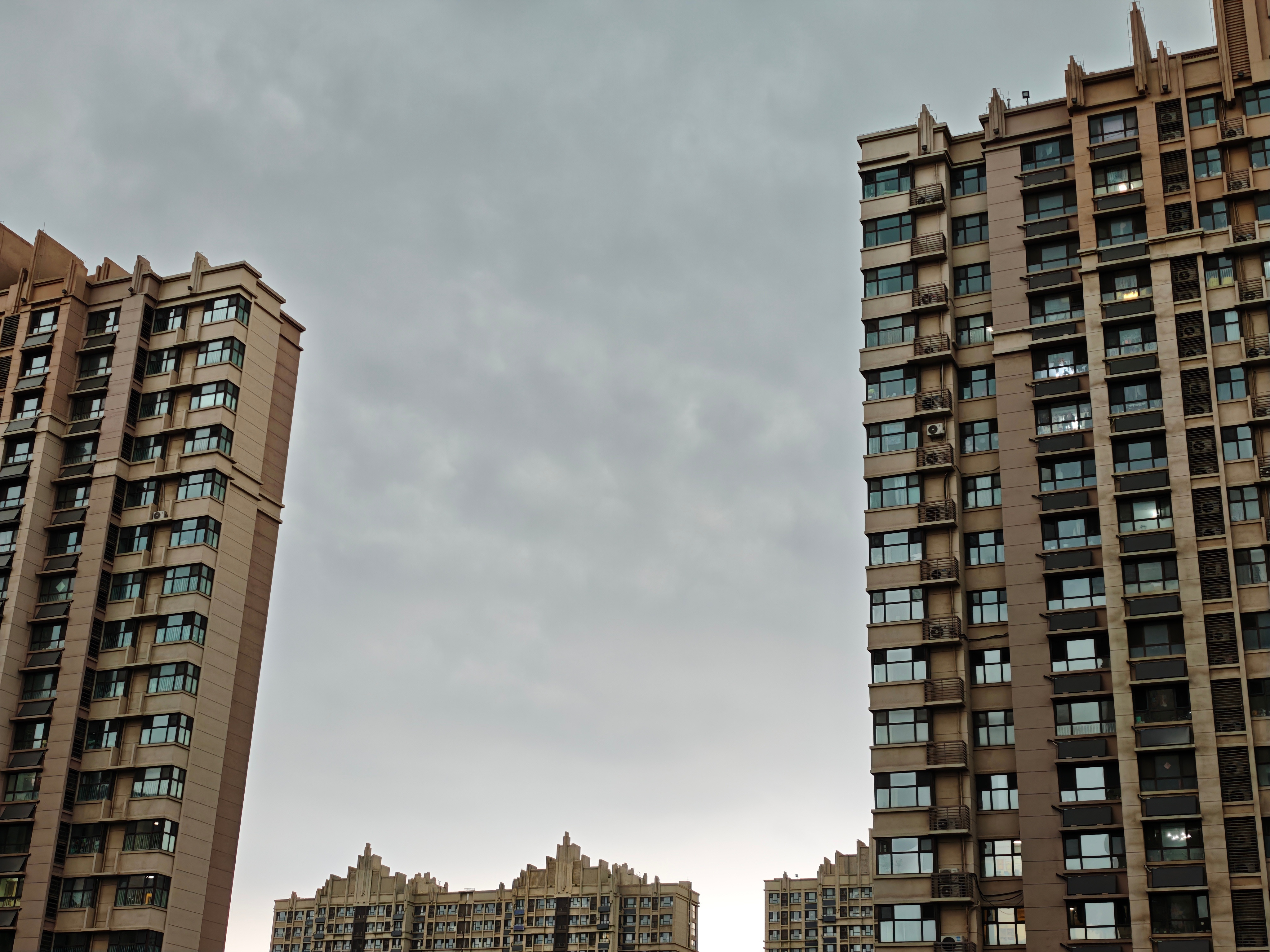 要下大雨了吗？一瞬间天就黑上来了 济南