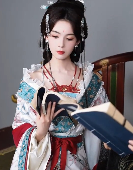 陈瑶李意迟不接受写死的结局陈瑶被剧透的世界剧本围读陈瑶得天独厚的古装颜值，赋予李