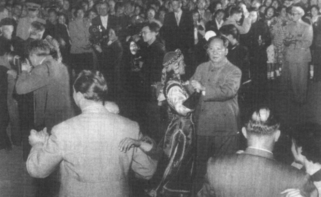 主席向孟锦云询问，若人民得知他离婚会有何反应？她的回答让主席豁然开朗一笑
195