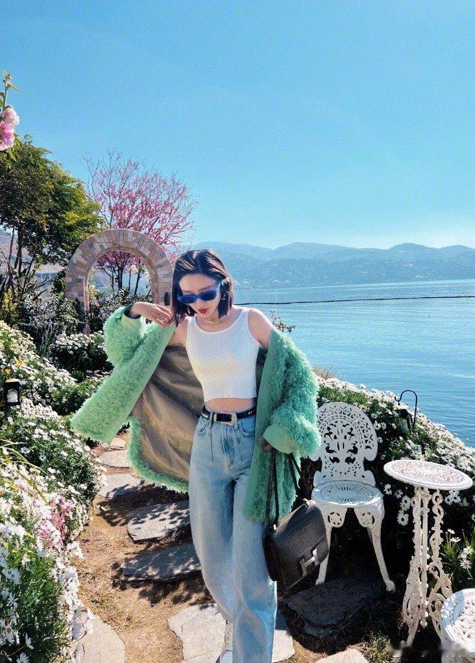 唐艺昕美人鱼挪动一下尾巴唐艺昕化身童话人鱼小公主，摆尾小动作俏皮感爆棚，氛围感狠