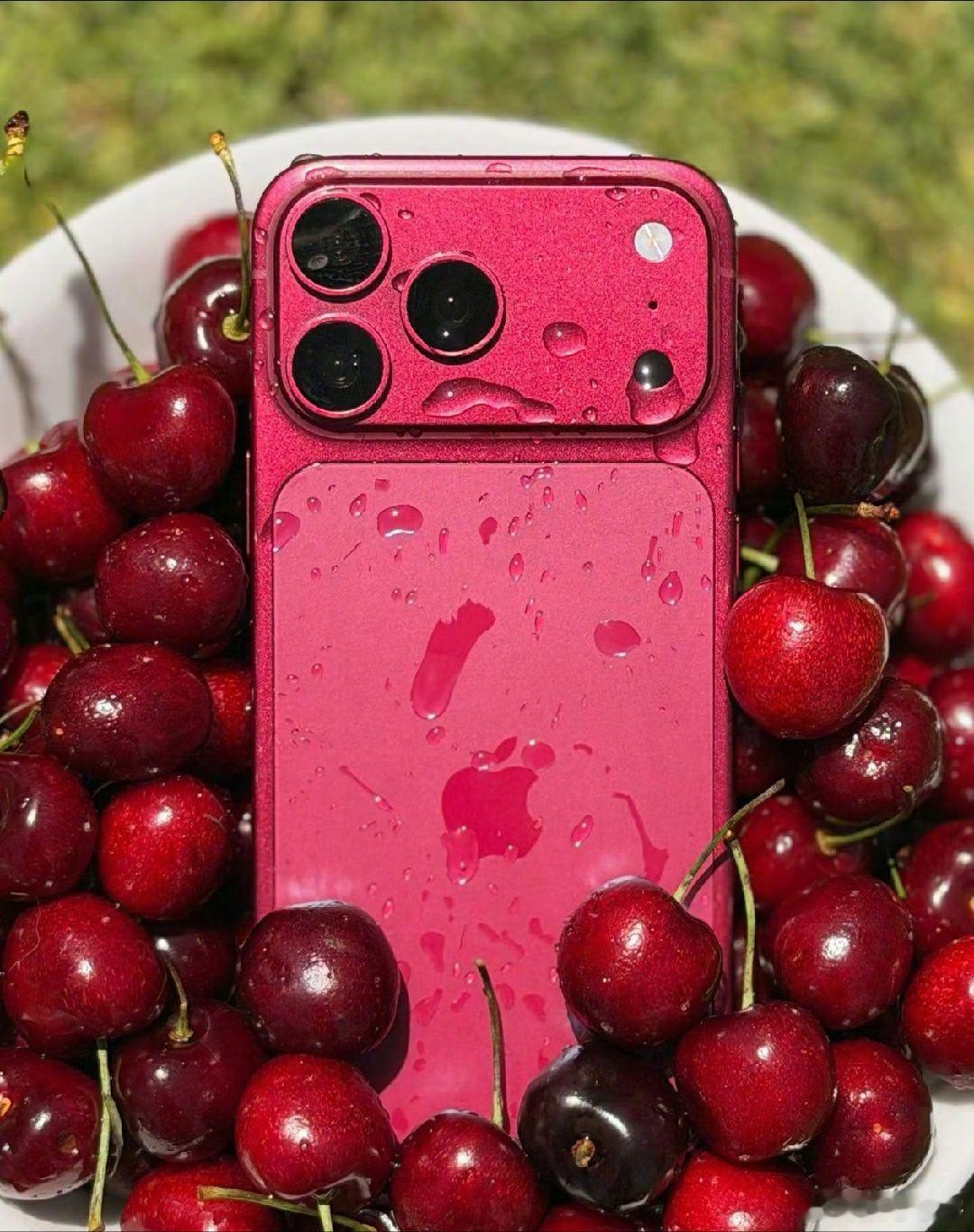 iPhone18Pro樱桃红好鲜艳的颜色啊，感觉这两年苹果真的很喜欢这种激进的颜
