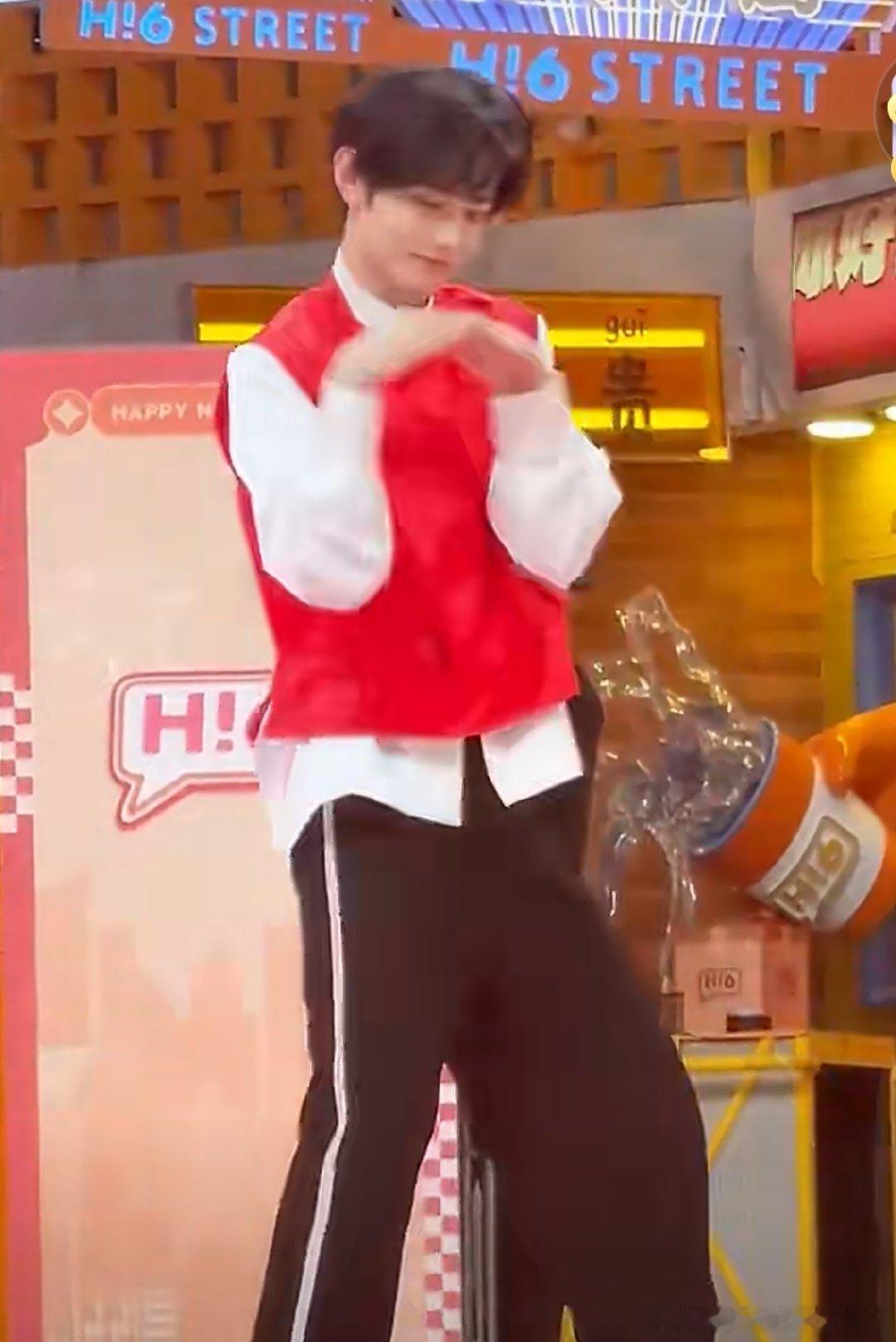 章昊cha了鸡蛋摇你好星期六被章昊的鸡蛋摇狠狠可爱到！表情灵动，动作到位，元气值