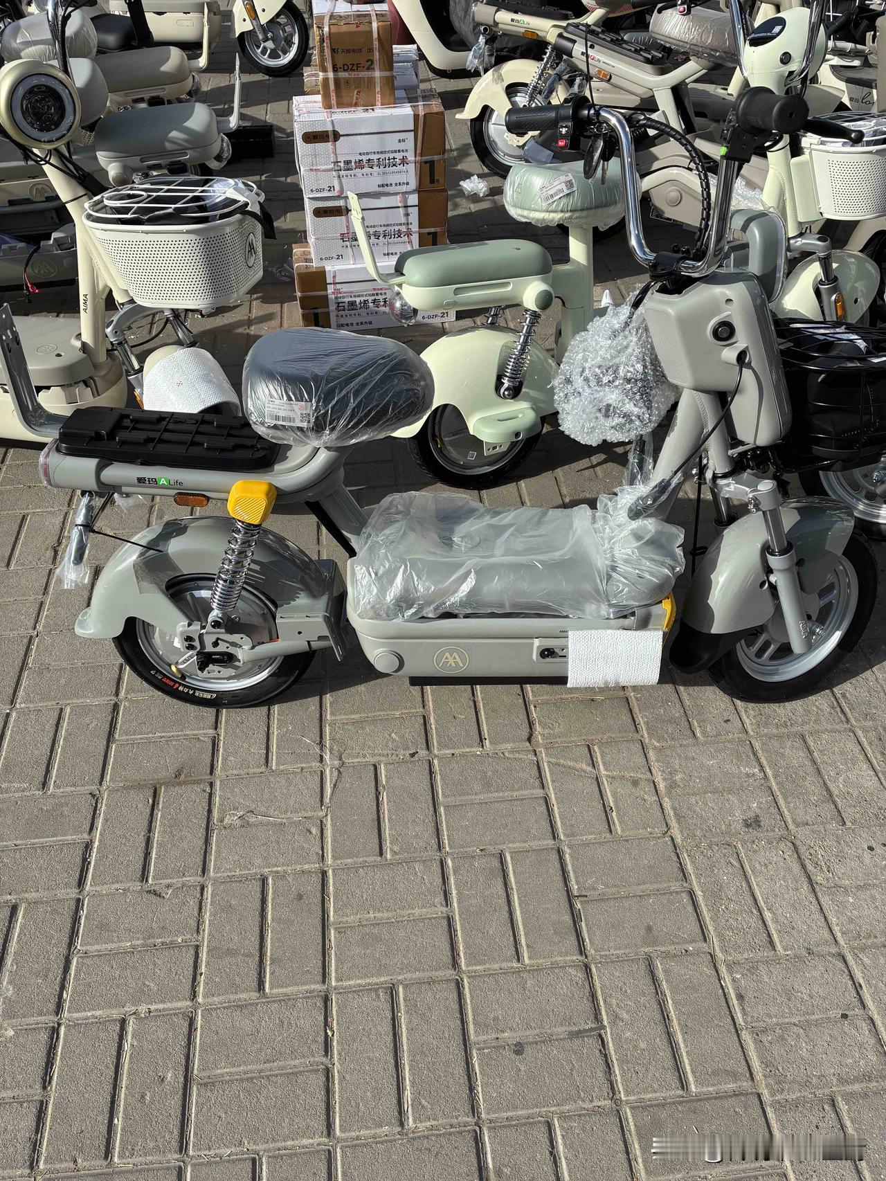 空了差不多一个星期之后，小区门口的电动车门店今天终于看到有新车卖了。
简单看了下