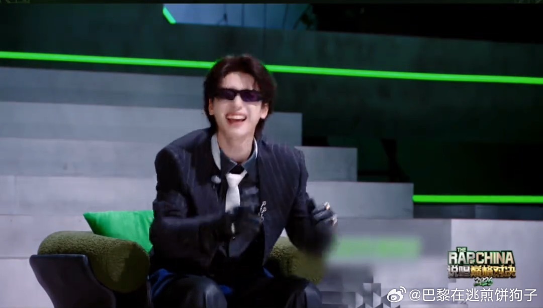 他先是看李尔新跳挑了下眉（标记笑点中弹），再短笑一声开始跟跳。严浩翔复刻得一模一