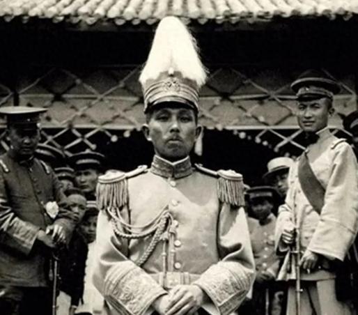 1974年，90岁的杨森娶了17岁的张灵凤，新婚之夜，张灵凤不甘地问道：“你一生