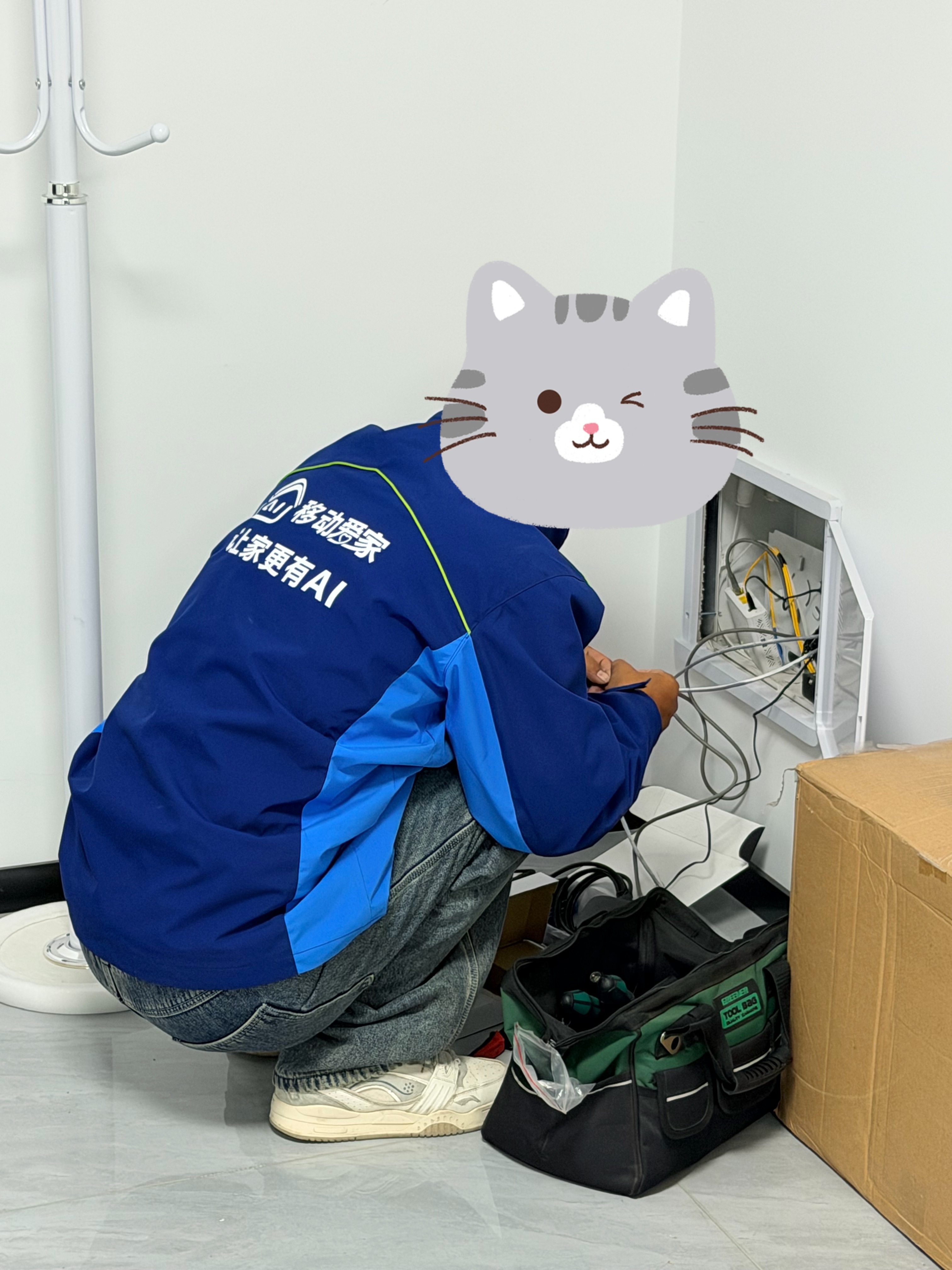 师傅在装宽带，我在看手机，手机一天没充电要罢工了……