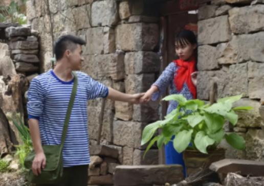 1976年，知青张连成不顾父母反对，娶了农村姑娘，10年后，带3孩子回来，谁知，