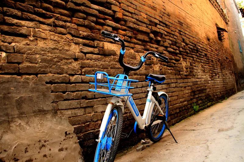 近日广东惠州，一个小孩骑着小单车在车流密集的路上乱窜，交警发现后立刻挥手示意停车