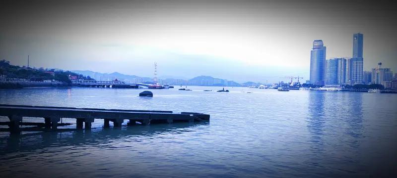 下联：两岸是一家。