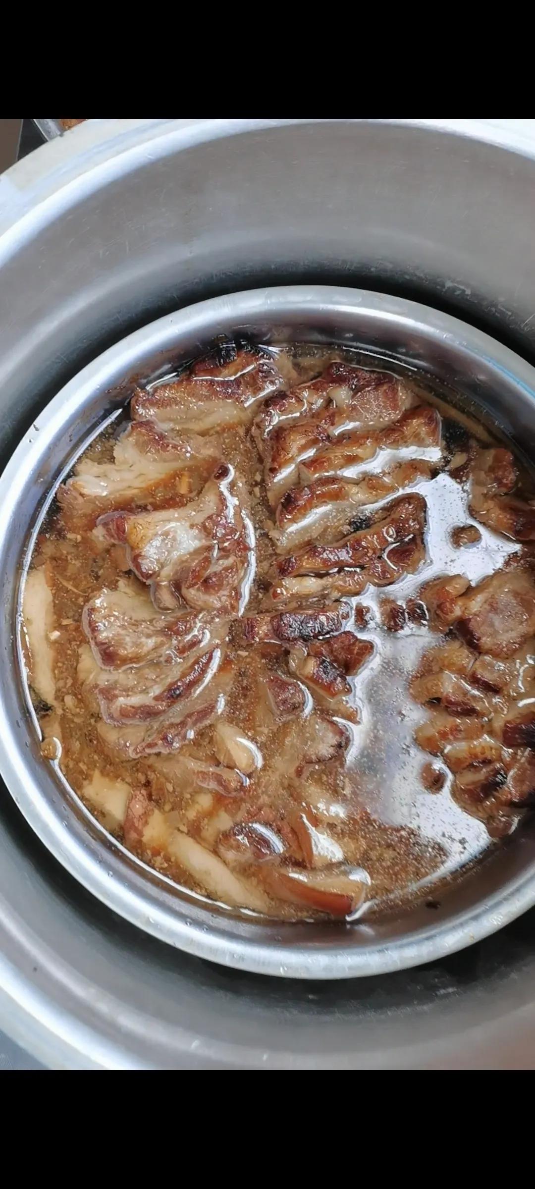 今天儿媳妇带孙子旅游回来，一大早我就去买肉，买的五花肉和后腿肉，给他们蒸条肉吃，