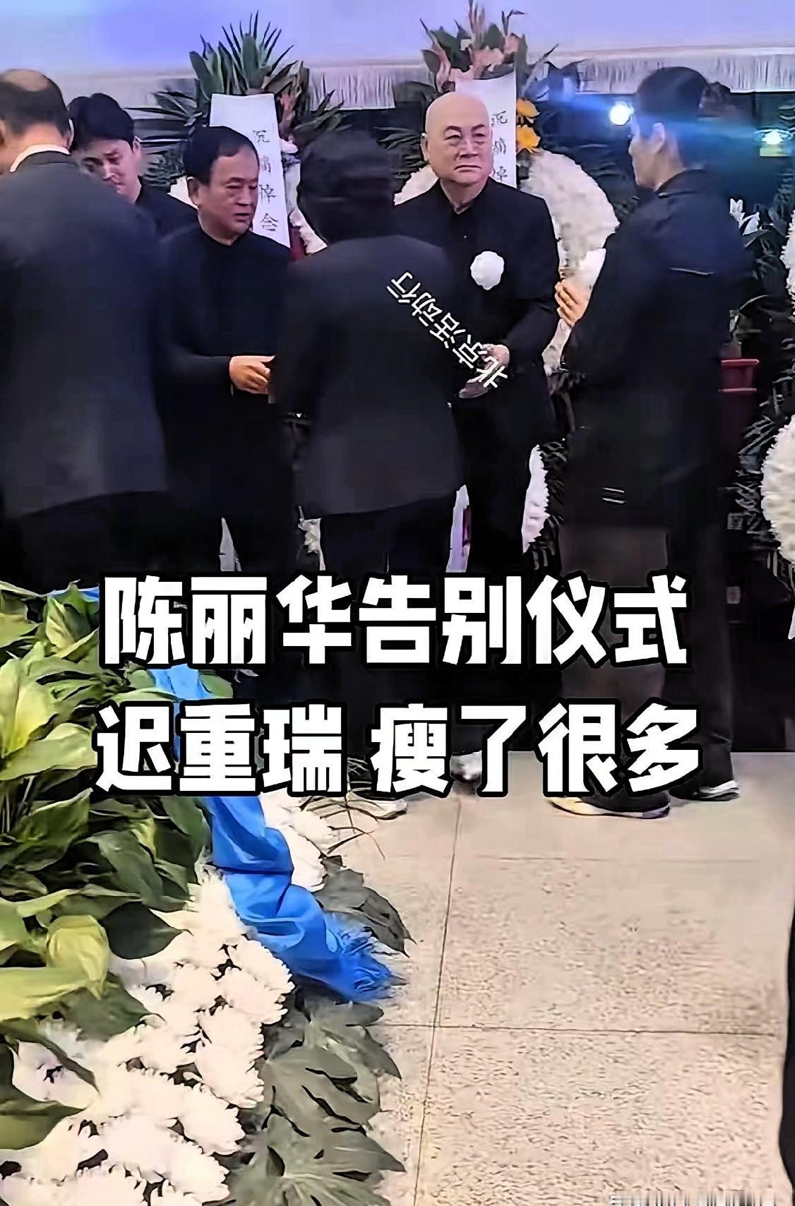 他剃光头36年，不是为演戏，是为她一句“喜欢”。74岁在葬礼上站不稳，手抖得扶不