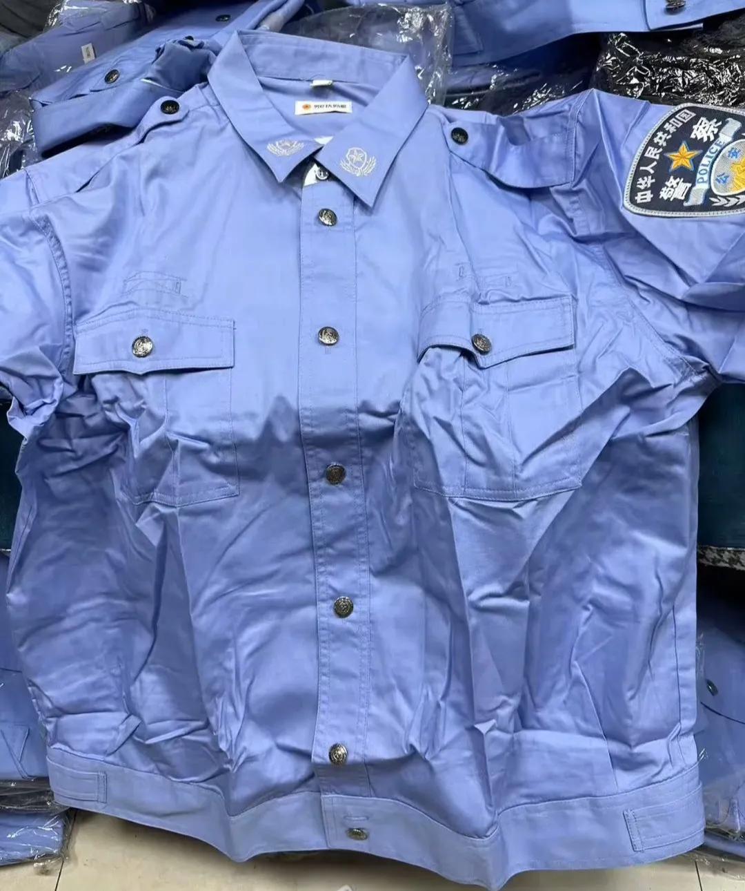 一件挂金属胸标和警号的夏执勤服（网络图）。一般来说夏执勤服配发于05 年，一配发