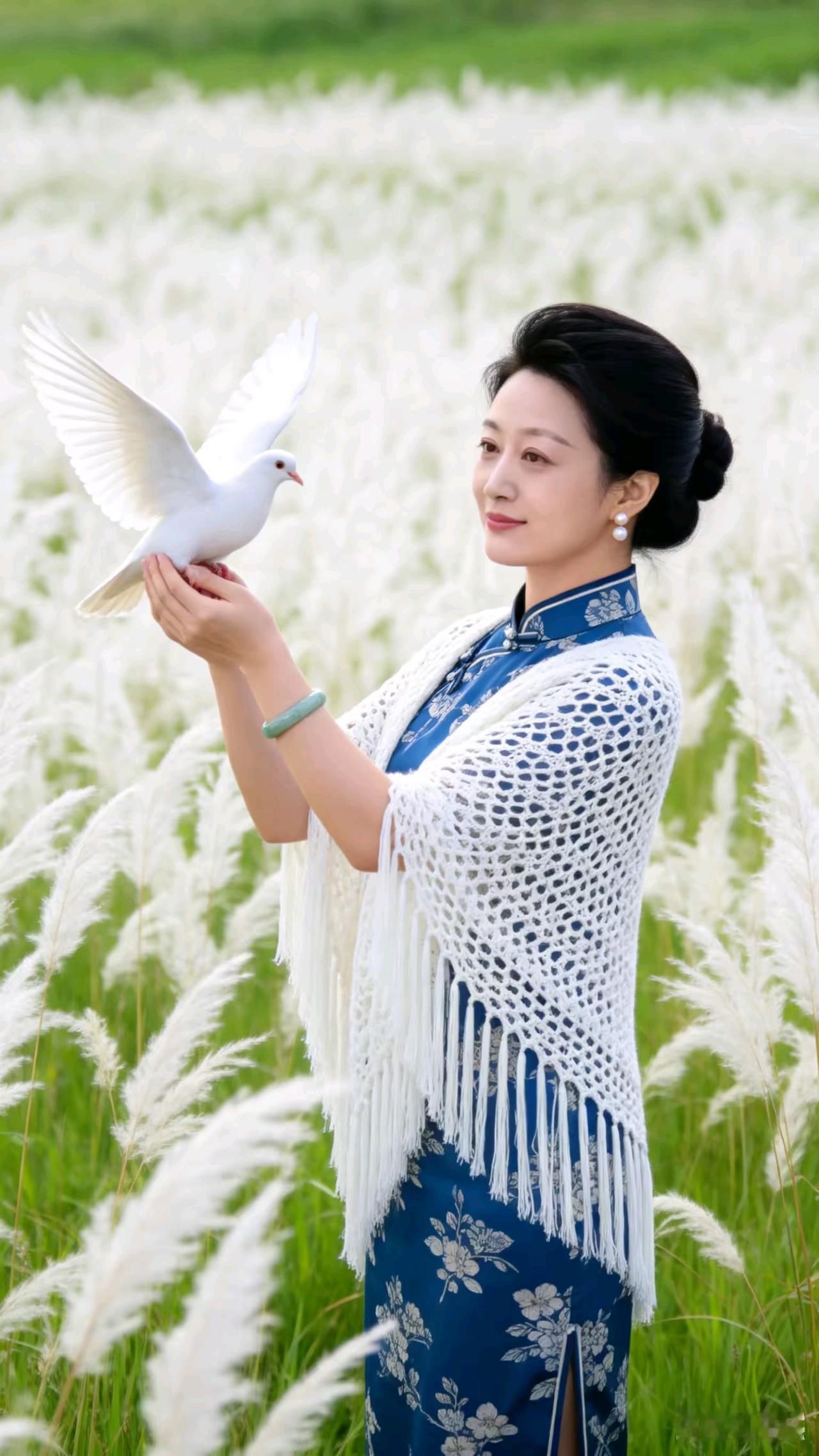 芦花漫野映晴光，
旗袍雅韵染花香。
轻托白鸽心先远，
一笑温柔岁月长。
披肩半拢