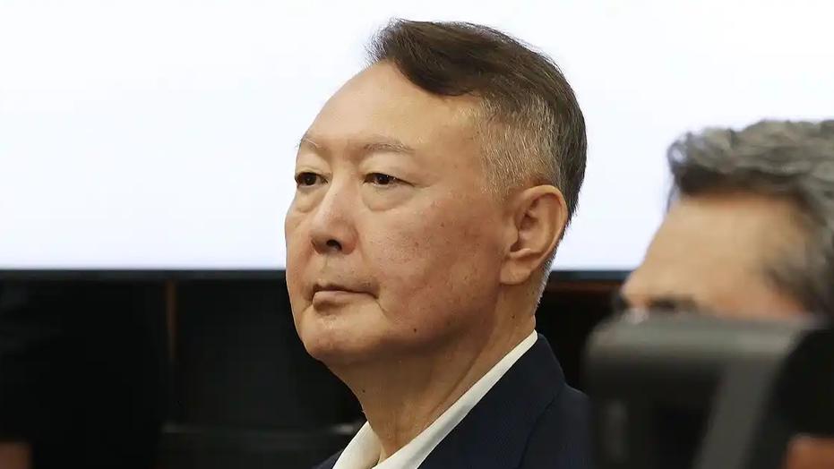 据新华社首尔10月29日电，韩国内乱案二审庭审上，特别检察组向法庭请求判处前总统