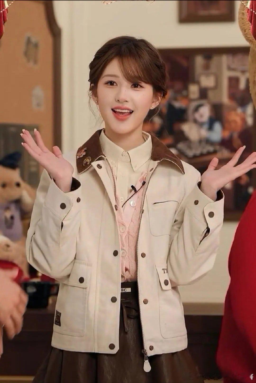 赵露思今晚直播，好可爱，感觉长了一点肉状态更好了 