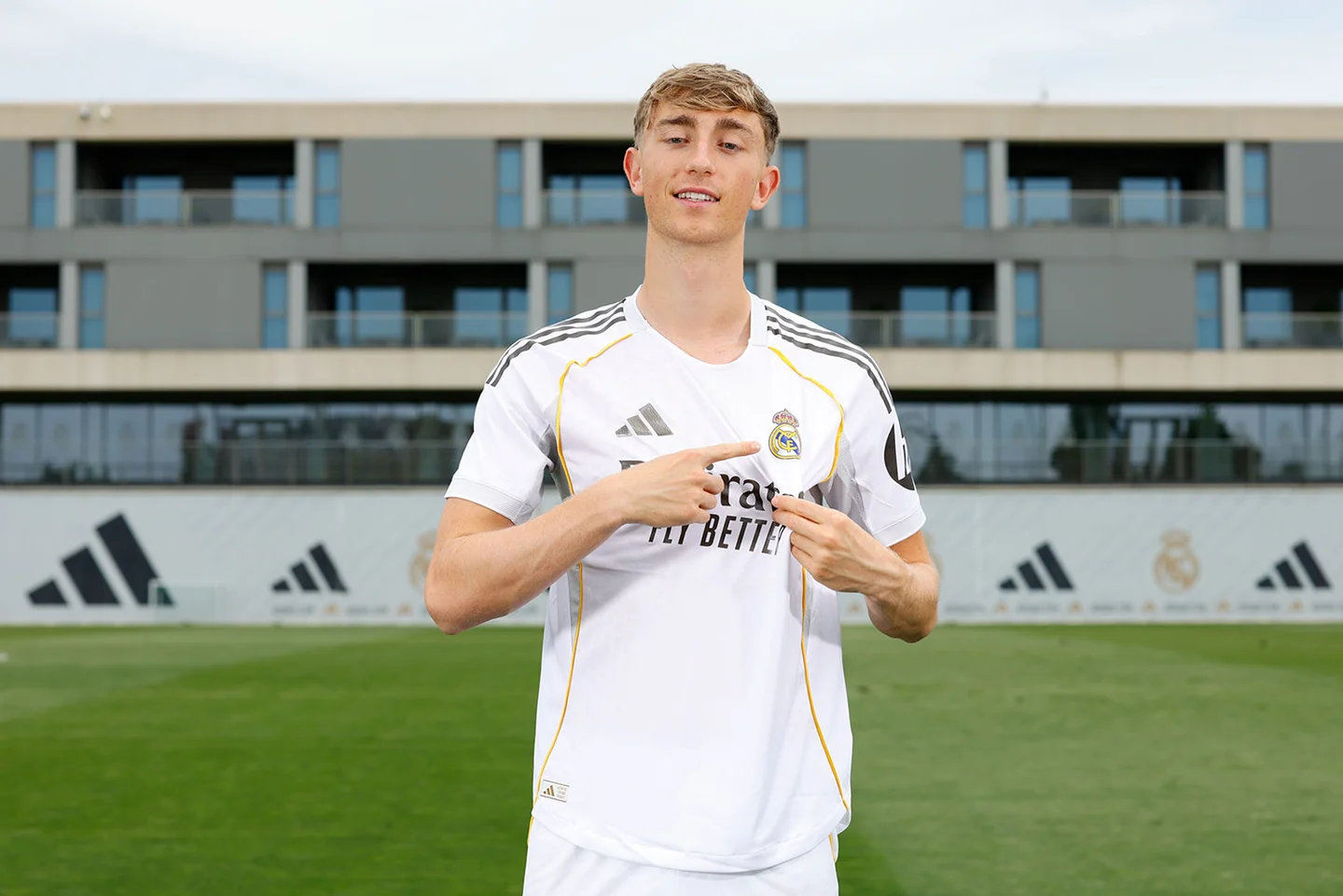 帅气小伙赫伊森亮相皇马体育城！🤍赫伊森亮相皇马halamadrid ​​​