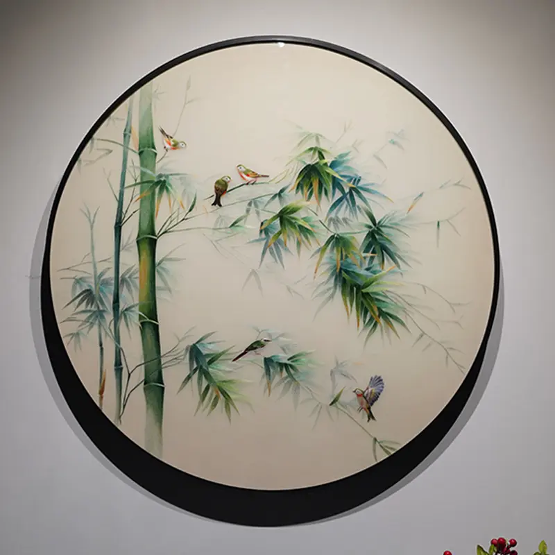 丝绣翠筠栖众羽，一轮圆景纳清欢 柔丝织翠竹栖雀，清韵满圆庭，节节向上...