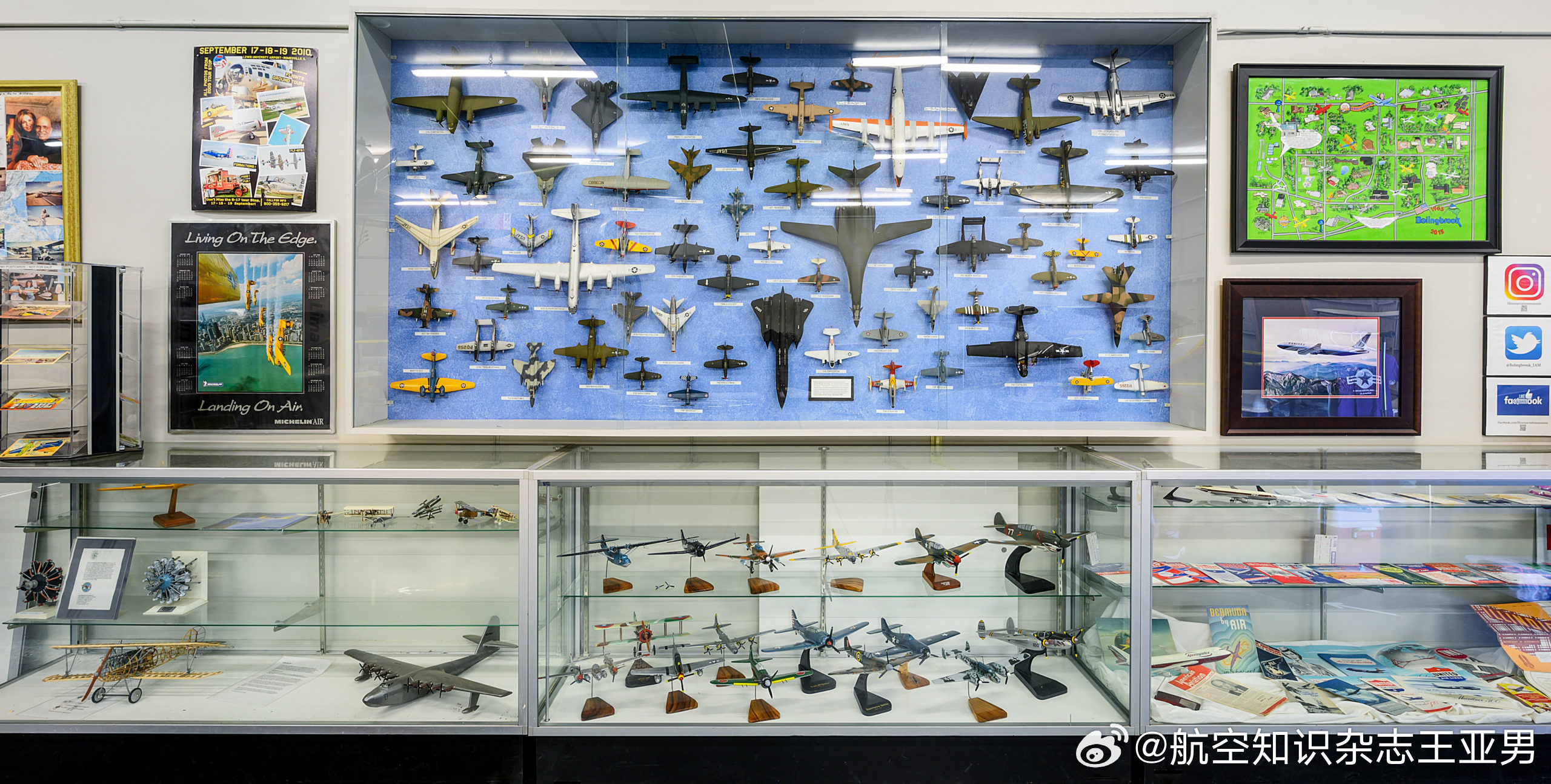  上午九点半，受中国科协和中国航空学会委托，在中国科技馆与许多家长和孩子们一起做