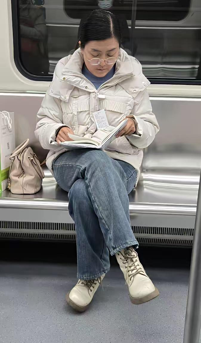 总是有这样的大神存在！
真心建议商家能刷到这个信息
如果遇到了这个衣服要求7天无