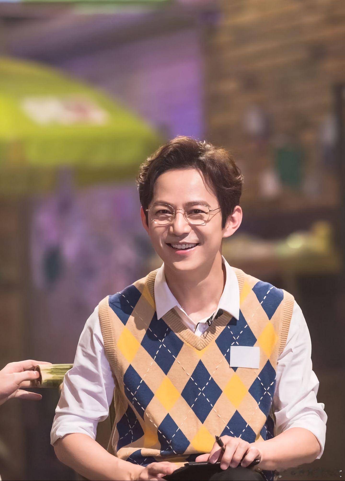 何炅是带给人快乐的人身为内娱小太阳的何炅，始终自带温柔光芒。心思细腻体贴，默默照