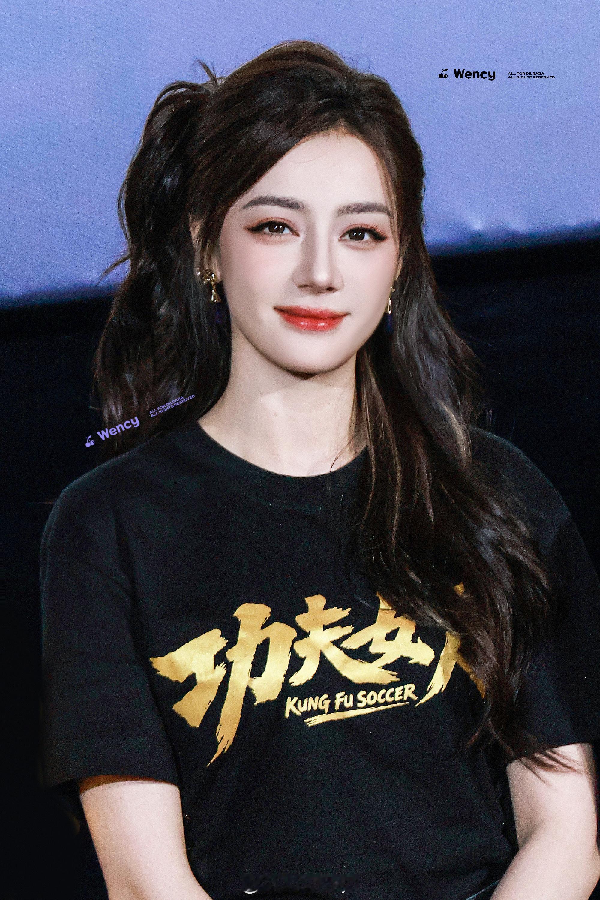 笑咪咪的迪丽热巴迪丽热巴今天好温柔 路演镜头里全程笑眯眯，气质温润柔软，乖巧神态