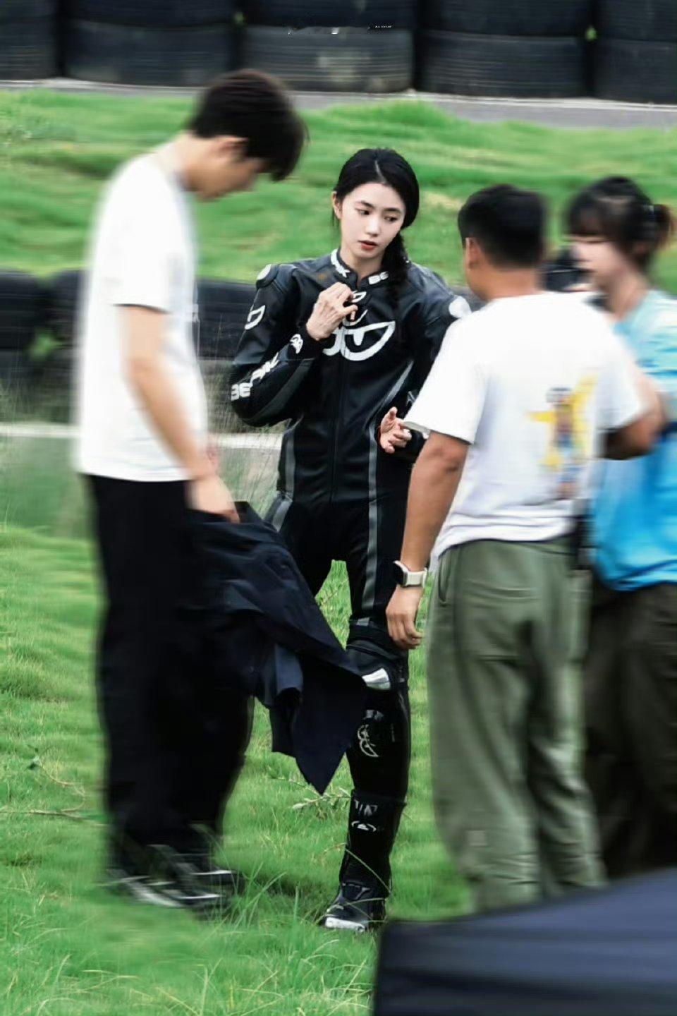 刘浩存边执法边比心这是谁老公，浩存就这样赏罚分明，左手饭撒右手执法。 