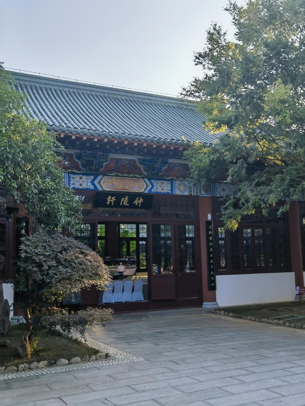 礼拜日，天气晴朗，偷一点闲，户外走走，信步走至离小区不远的湿地公园，湖中小岛深处